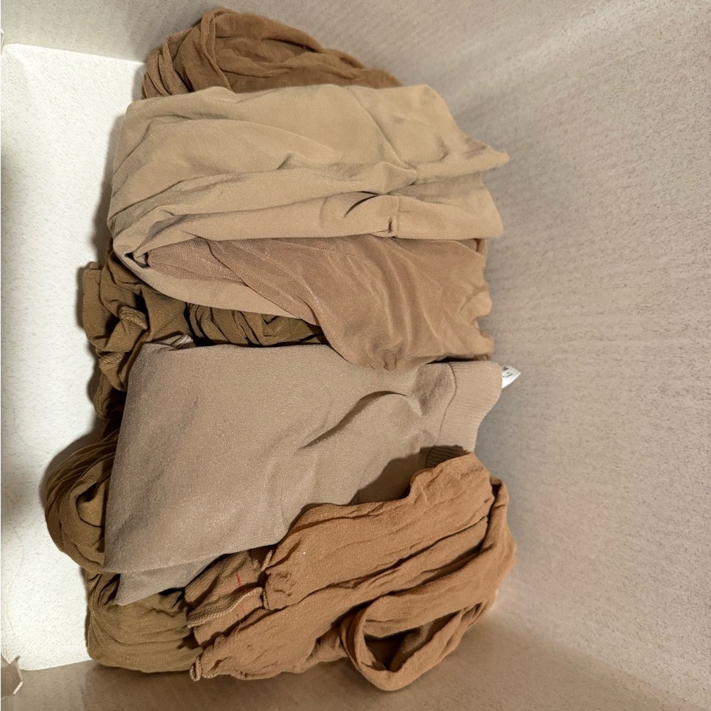 Single pair, Neutral/Tan Nylons